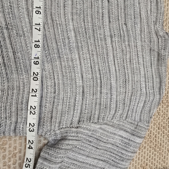 J Jill Top, Size Medium, Pure Jill Linen, Gray, Oversized Whit Pockets - Picture 9 of 10